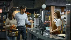 7 trăsături de caracter ale persoanelor care lasă pe alții să treacă înaintea lor la coadă, potrivit psihologilor.