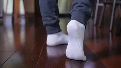 Pune șosetele murdare într-o pungă timp de 3 minute — și chiar și cele vechi își vor recăpăta aspectul inițial