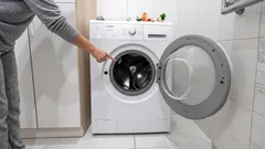 Principalele motive pentru care nu trebuie să lași ușa mașinii de spălat deschisă: ține-le minte odată pentru totdeauna