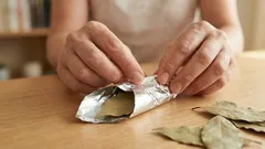 De ce, conform principiilor feng shui, frunza de dafin se înfășoară în folie de aluminiu și se păstrează în portofel?