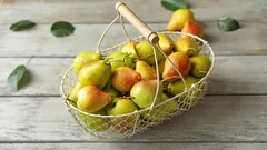 Ce trebuie neapărat să plantezi lângă peri ca să obții o recoltă mai bună?