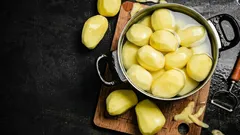 Nu fierbe cartofii în apă simplă: adaugă acest condiment și vor deveni incredibil de gustoși.