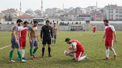 Moment viral în fotbalul amator: un jucător a resuscitat un pescăruș lovit de minge