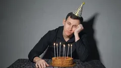 De ce unii oameni preferă să-și sărbătorească ziua de naștere în deplină singurătate, din perspectivă psihologică