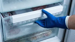 Cum să îndepărtezi în siguranță gheața și mirosurile neplăcute din congelator