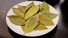 Mâncarea va fi iremediabil stricată: în ce supe și garnituri nu trebuie să adăugați frunze de dafin