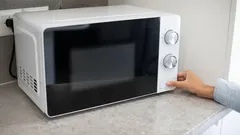 O greșeală frecventă, pe care aproape toată lumea o face, vă poate strica cuptorul cu microunde în orice moment.