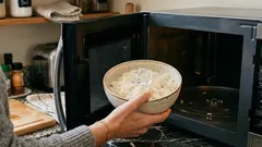 Trucul cu cubul de gheață care face orezul reîncălzit pufos, ca proaspăt