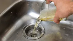 Gata cu mirosurile urâte: doar o jumătate de pahar din acest produs va desfunda orice scurgere din chiuvetă.